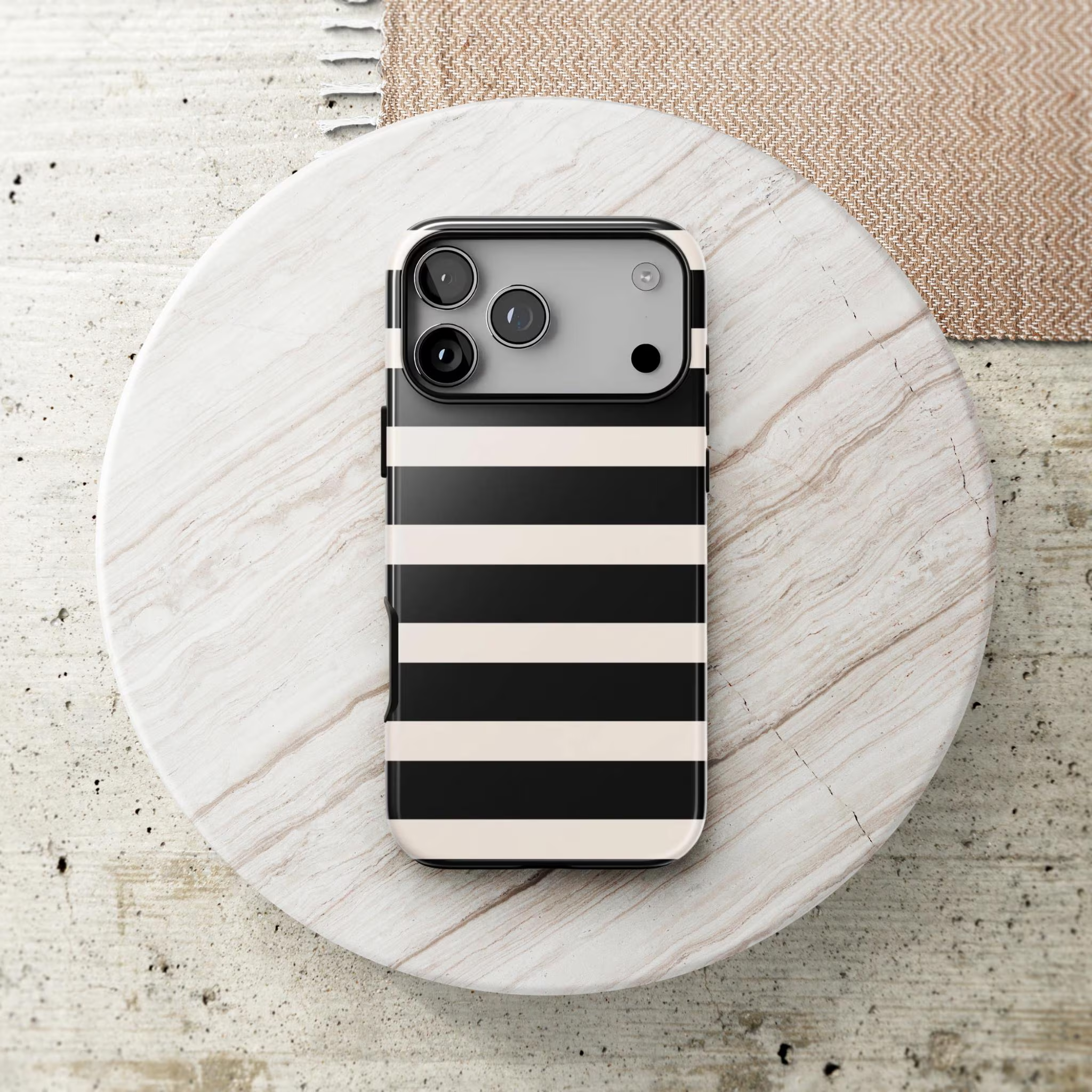 Green retro dot pattern iPhone 16 phone case