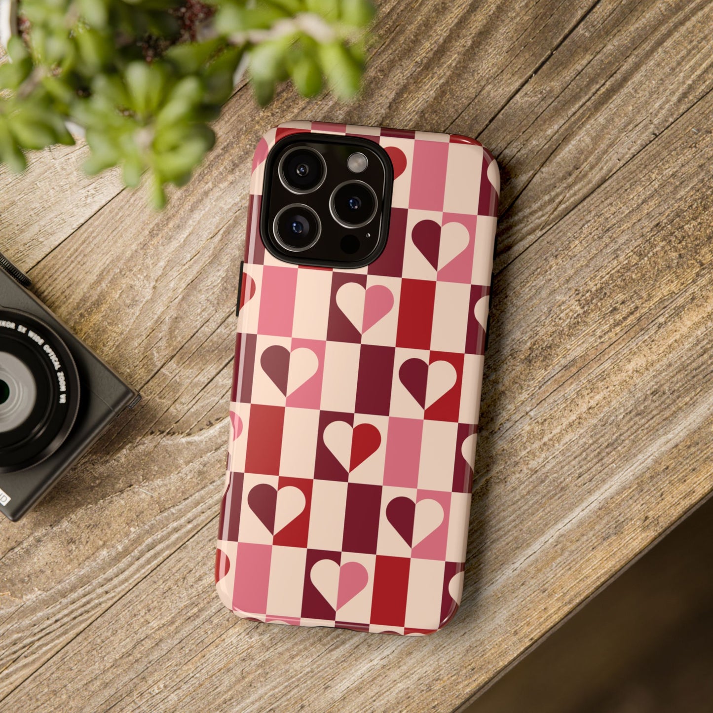 Funda para iPhone con corazones geométricos Devoted