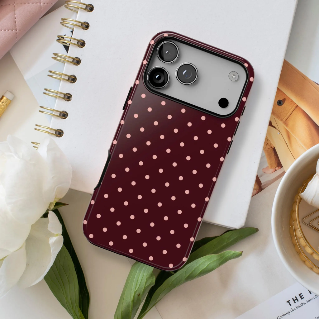 Pretty Please | Funda para iPhone con lunares burdeos