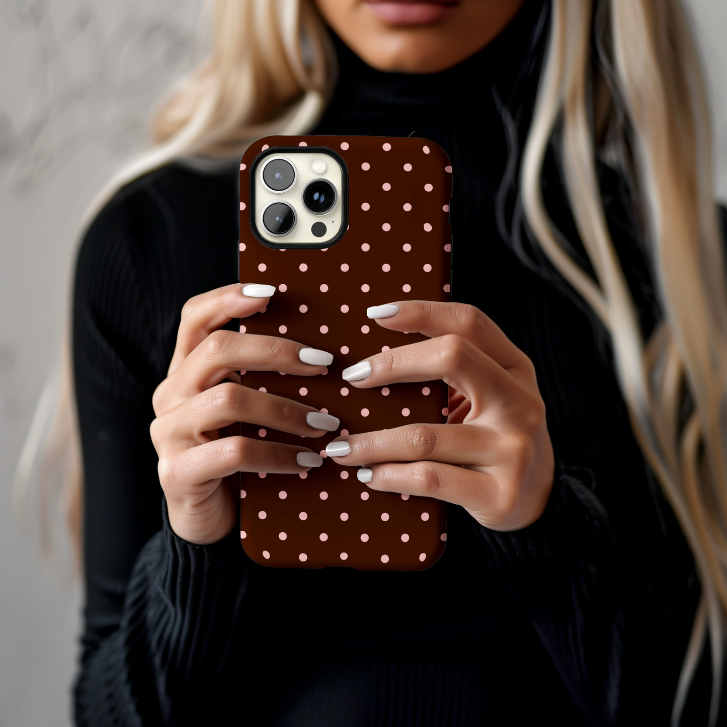 Bonita en rosa | Funda para iPhone con lunares marrones